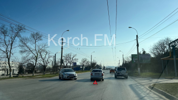 В Керчи дорогу не поделили две легковушки