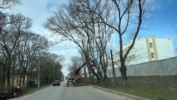 На Вокзальном шоссе частично перекрыли одну полосу дороги