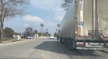 Фуру остановили перед мостом по Чкалова на въезде в Керчь