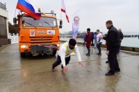В Керчи установили рекорд России по буксировке грузовика