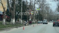 В Керчи на Горького коммунальщики чистили обочины дороги