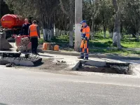 На месте провала на перекрестке Куль-Обинское шоссе-Чкалова в Керчи меняют трубу