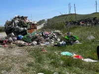 Через неделю родительский день: с кладбища в Аршинцево не могут вывезти мусор