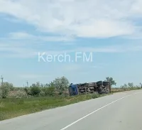 На спуске в Новоотрадное перевернулся грузовик
