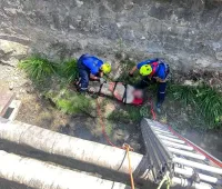 В Ялте мужчина упал с подпорной стены в реку и повредил ногу