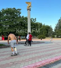 Керчане против катания подростков на скейтах около «Пантеона Славы» на Ленина