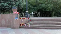 Керчане несут цветы и игрушки к стихийному мемориалу на ул. Ленина в память о погибших