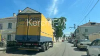 Водитель фуры в Керчи продолжает парковать свое авто на тротуаре