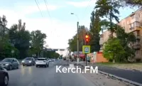 Пропустил пешеходов и на красный: в Керчи опять нарушают ПДД