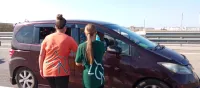 В очереди на подъездах к Крымскому мосту волонтеры раздавали воду