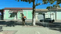 Новости » Общество: Идёт уборка: тротуары и кольца в Керчи убирают