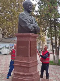 В Керчи отмыли лавочки на набережной, в сквере мира и на "Аленке"